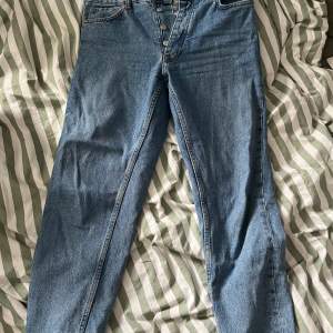 Blåa standard jeans från pull&bear i storlek 40. Använda men väl omhändertagna. 