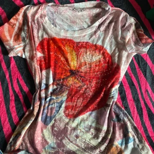 Cool T-shirt  - Gullig sommar topp med coola detaljer.   I bra kvalitet 