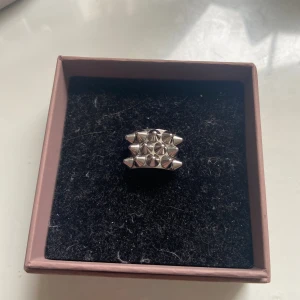 edblad ring - ska eventuellt sälja min silvriga edblad ring i storlek s. köptes i somras och är i bra skick förutom att den har lite små repor som man inte lägger märket till. skriv privat för fler bilder och frågor😇