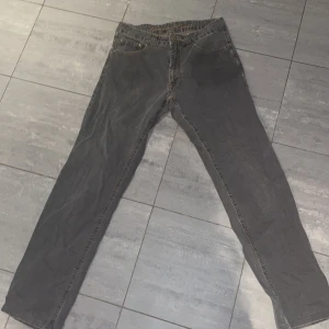 Green house Jeans Gråa - Storleken är 40 och byxorna har täcken på användning men har varit väl omhändertagna.