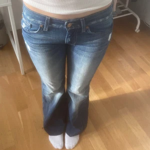 Lågmidjade utsvängda jeans - Lågmidjade utsvänga jeans från 7forallmankind❤️