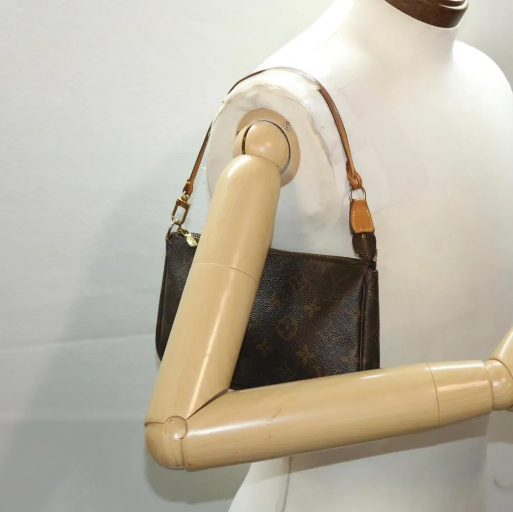 Louis Vuitton Pochette är en väska varje väskälskare antingen har eller vill ha!! Här får du plats för både din telefon, korthållare, nycklar och lite smink. Lämplig för alla tillfällen och kommer att lägga en touch av lyx till en värddräkt. . Väskor.