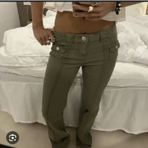Gröna hm jeans😍 - Säljer dessa assnygga och populära jeans från HM då de var fel storlek😊  Kan även alternativt byta mot ett par likadana i storlek 34❤️❤️