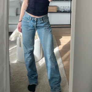 Blåa jeans - Säljer mina fina blåa jeans från Zara då de inte kommer till användning 💕 Super skick, inte mycket använda. 