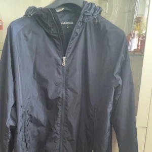 J.lindberg windbreaker  - Knappt använd. Säljer då den är för liten. Nypris 3650kr, dock köpt på rea (1823kr)