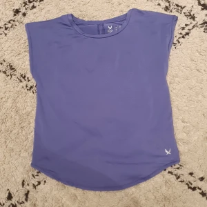 Träningströja  - Jättefin träningströja med en liten slits där bak i stlk 146-152. Pris kan diskuteras❤️