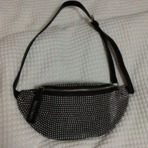 ODI ET AMO väska (nyskick) - ODI ET AMO väska🪩 Alldrig använd, dragkedja på ut och insida med liten ficka, axelremmen går att justera.  Köpt i Italien med nypriset på 1500 kr, säljer den endå mycket billigare för att snabbt bli av med!🤗 Hör av er för fler frågor ✨