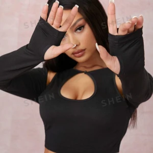 Crop top - Säljer den finaste top på grund av att den passar inte mig längre! Aldrig använt.