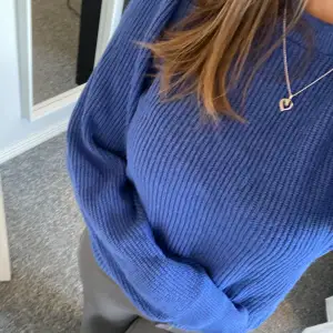 Blå stickad tröja med lite puffärmar🫶 Använd helst köp nu💕