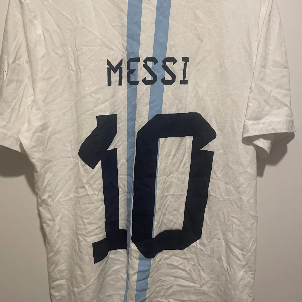Adidas x Messi tshirt, storlek M, Jätte bra skick, slutsåld överallt. T-shirts.