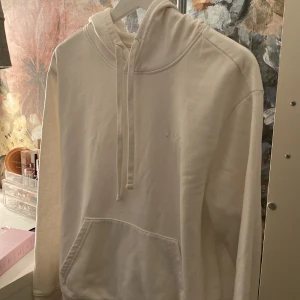 Vit hoodie - En vit hoodie