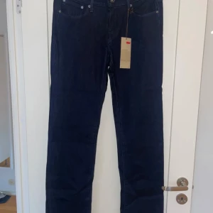 Oanvända Levis jeans - Oanvända Levis jeans med prislapp kvar. Rak modell. Storlek  W28 L34. Pris kan diskuteras.