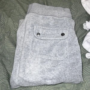   Juicy Couture byxor  - Säljer mina juicy byxor i grå färg effekter på användning men endast på benet där nere sedan metall bitarna är borta har koftan till där jag säljer separat men om man vill köpa båda två samtidigt går de att diskutera pris!❤️ snabbaffär lägre pris❣️