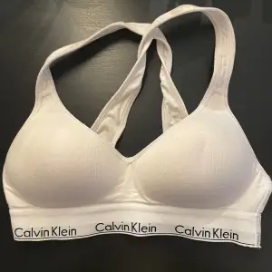 Endast testad bh från Calvin Klein, säljer då den är för liten 🥰 nypris 400