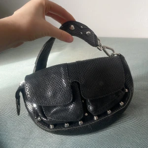Unlimit bag - Säljer min fina Unlimit bag, perfekt liten väska, kommer med ett långt och kort band❤️