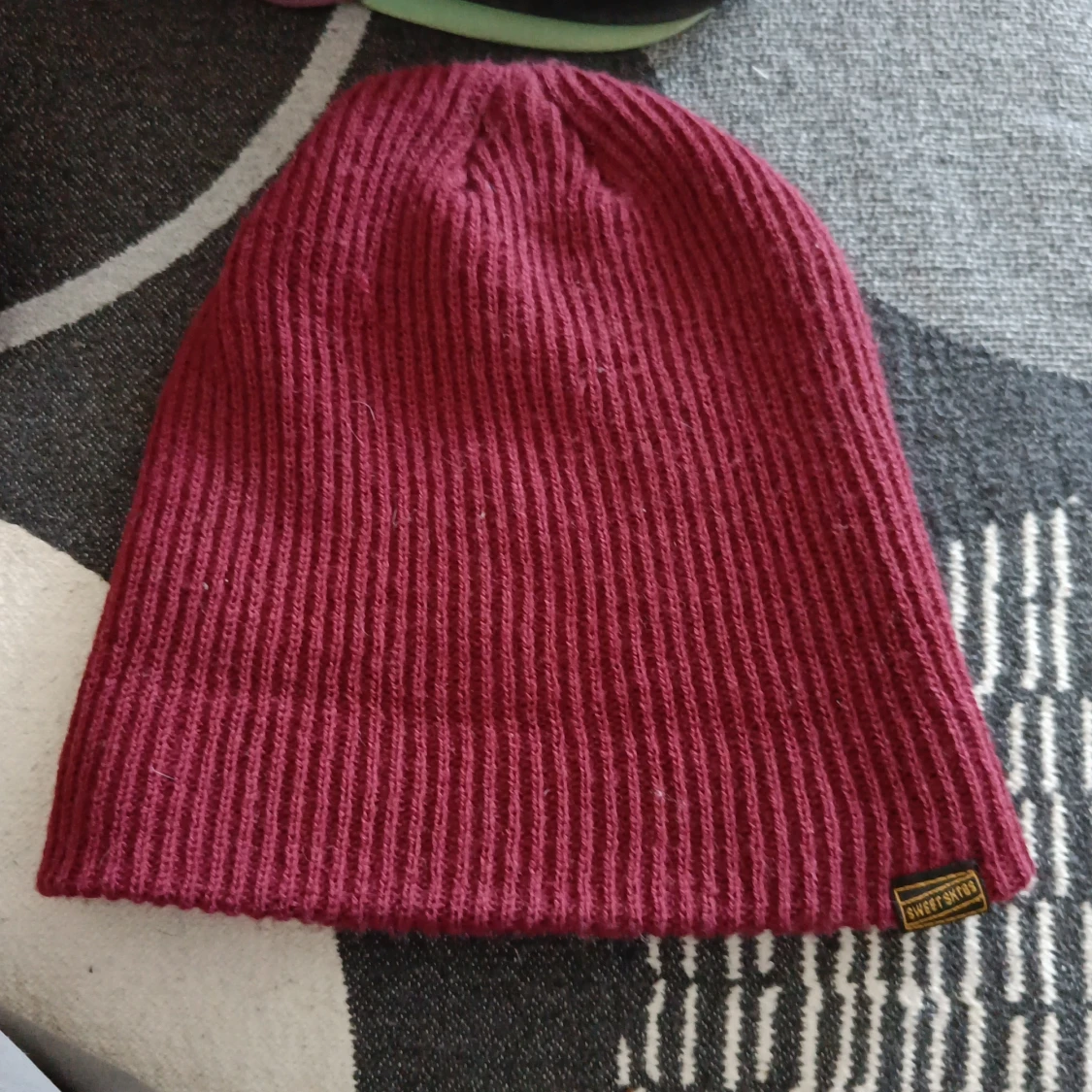 Klassisk vinröd mössa