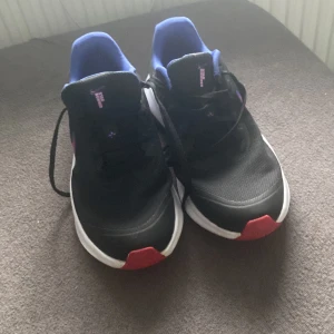 Nike - Använda 1 gång och fungerar bra till att spela fotboll med kompisar och allt