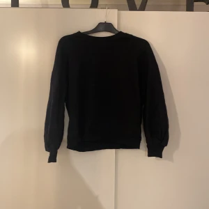 Sweatshirt  - Oanvänd, bra sick, lite öppen i ryggen, lite kortare modell