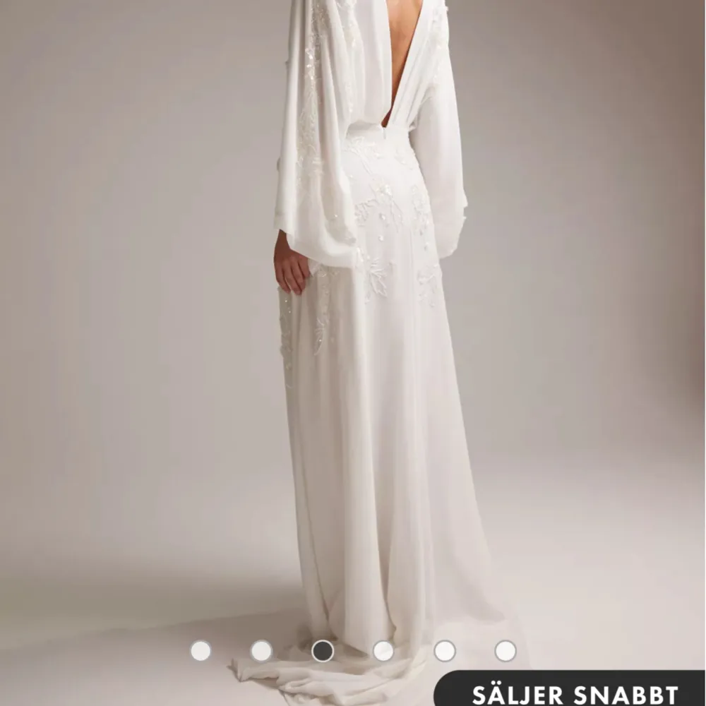 Slutsåld på hemsidan! ASOS design Lisa, bal- eller brudklänning.  Storlek 34. Säljer för 4000kr. Klänningar.