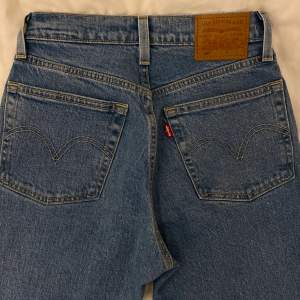 Snygga blåa Levi’s 501 cropped jeans i storlek W24L23. Nypris: 1000kr