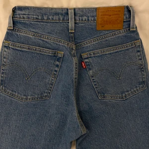 Petite Levi’s 501 raka cropped jeans - Snygga blåa Levi’s 501 cropped jeans i storlek W24L23. Nypris: 1000kr