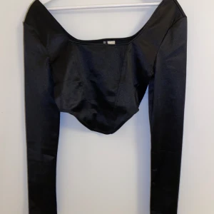 Fest top svart - Snygg tröja med coolt glänsande material✨🪩 från H&m som tyvärr inte kommer till användning. Stl: S  Pris kan såklart diskuteras!!😊