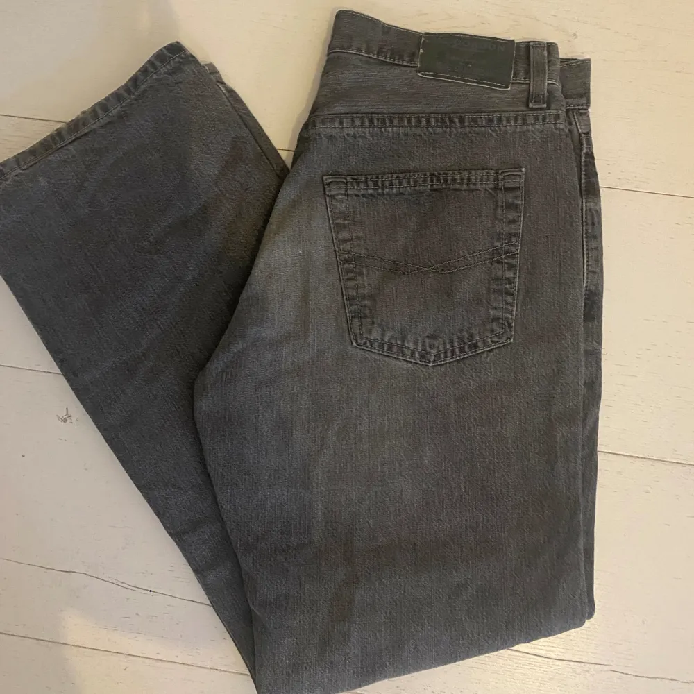 Säljer dessa jeans då de inte kommer till användning, de är lågmidjade och har en väldigt snygg stil. Storleken står inte i dem men skulle säga att de passar S-M. Köpte för 350 kr second hand. Jeans & Byxor.