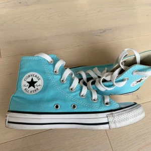 Blå converse  - Säljer mina fina blå/turkosa converse!! De är i storlek 36 men vanligtvis bär jag storlek 37 i skor. Nypris ca 800kr. De är använda men i fint skick.
