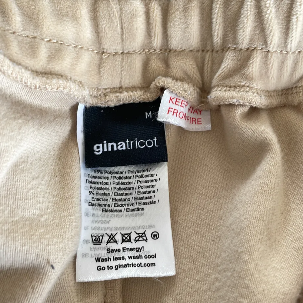 Mjukisbyxor från Gina Beiga och bruna Storlek m på båda Aldrig använda då det är för långa 100 för båda. Jeans & Byxor.