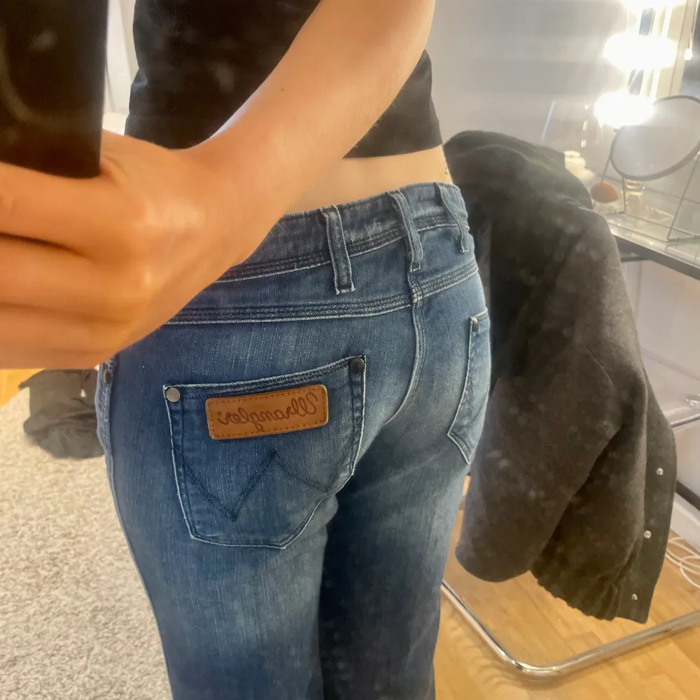 As snygga jeans från Wrangler , midjemått= 38 cm rakt över , innerbenslängd = 75 cm. Jeans & Byxor.
