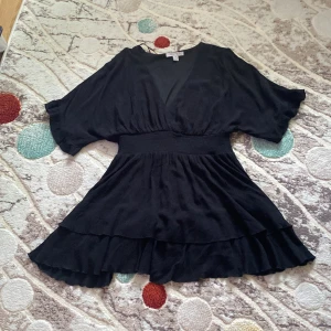 Sommar klänning - Köpte för 400 kr säljer för 200 kr, helt ny använt bara 1 gång. 