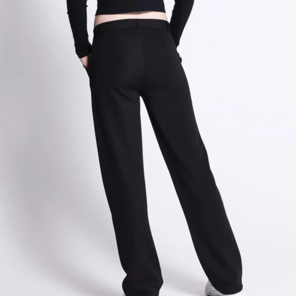 Svarta low waist kostymbyxor från lager 157🩷. Jeans & Byxor.