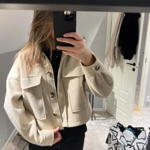 Kappa - Säljer denna kappa i beige. Använd 2-3 gånger, jackan är därför i nyskick🥰perfekt nu till våren🌼