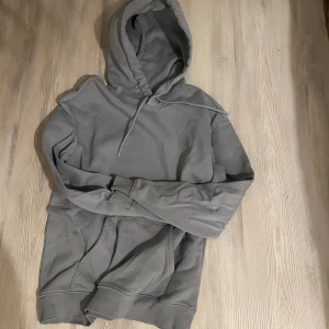 Hoodie  - En grå blå hoodie som jag knappt använt. Fint skick. Inte så högt pris då jag vill bli av med den
