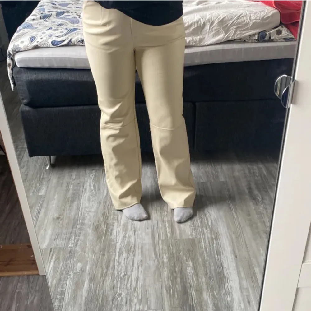 Säljer dessa superfina beiga skinnbyxorna som är köpa på Nelly men från märket Missguided💕Anväda max 1 gång så inga defekter och i super bra skick!🩷Finns ej att köpa någon stans.. Farkut & Housut.