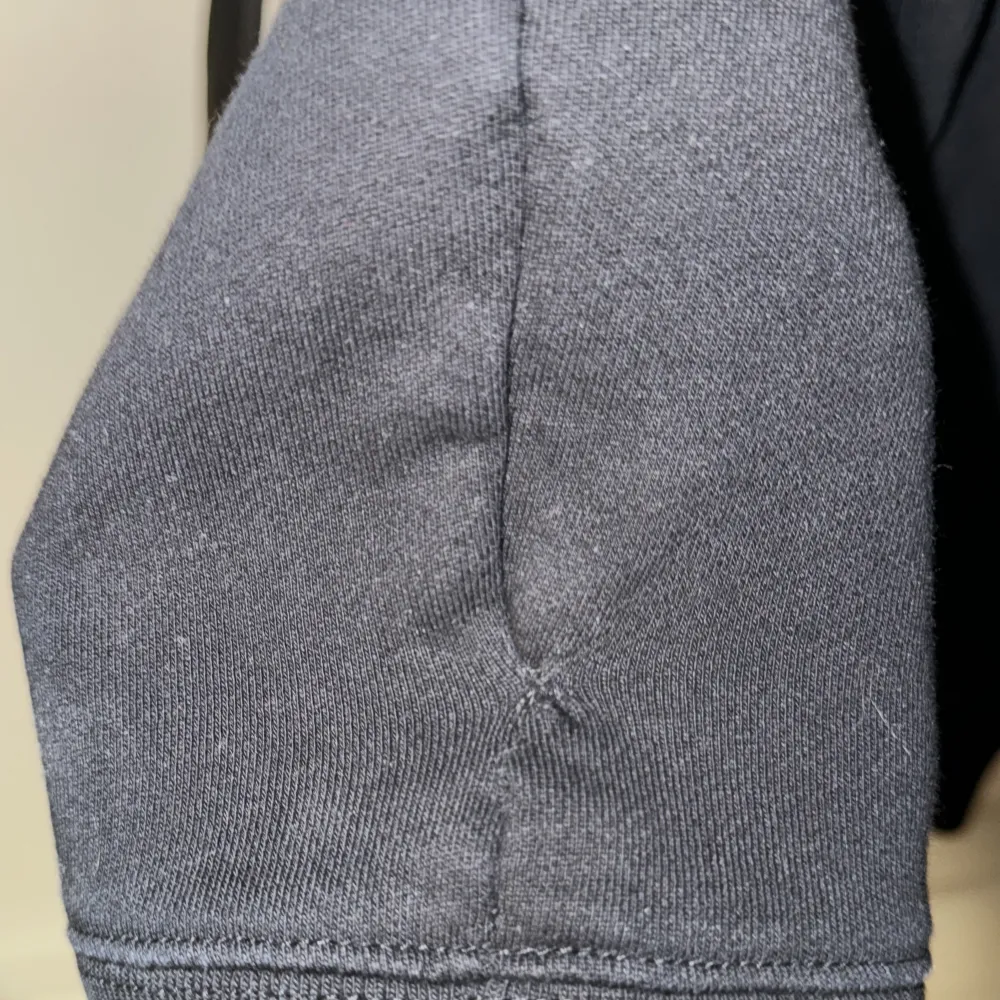 Riktigt snygg och väldigt eftertraktad Maison Kitsuné sweatshirt i gott skick utöver en defekt på vänster sida av tröjan som inte syns alls då den täcks av vänsterarmen. Tveka inte för att skriva om ni har några funderingar🤩. Hoodies.