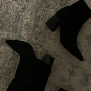 Skor - Säljer ett par eleganta svarta klackskor – perfekta för alla tillfällen! Snygga, bekväma och mångsidiga, de lyfter vilken outfit som helst