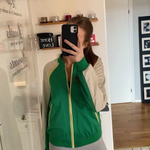 Zara kofta  - Jätte cool och unik kofta/ jacka från zara helt oanvänd med lapp kvar. 