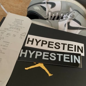 Air jordan 1 mid light smoke grey - Nya Jordans i bra kvalitet, finns en kartong med kvitto, stl 38, pris kan diskuteras