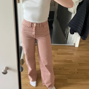 Rosa högmidjade vida jeans - Dessa jeansen är i bra skick, inte mycket använda.