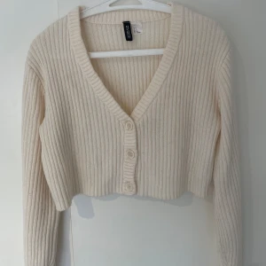 Beige stickad tröja - Jätte fin beige stickad tröja i storlek S. Använd 1-2 gånger.🤍 (köparen står för frakten)