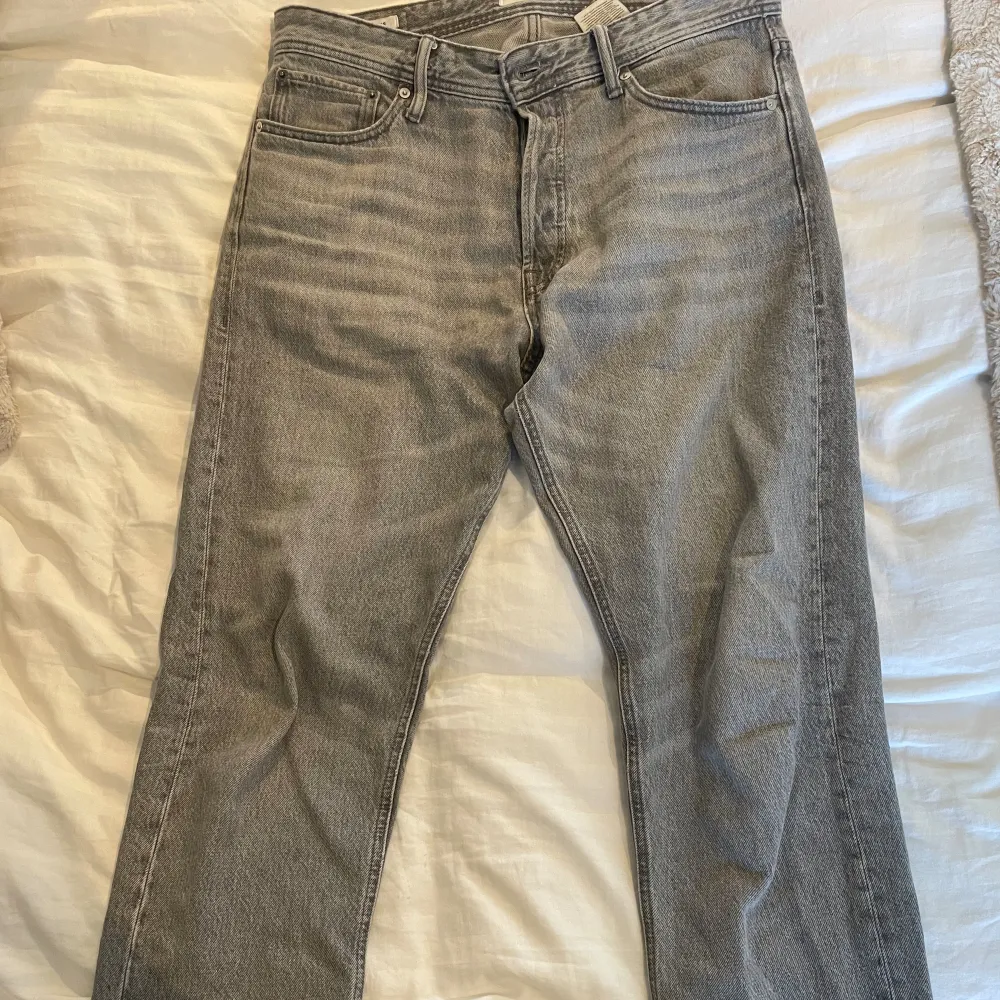 Säljer dessa gråa jeans från Jack and Jones! Byxorna är sparsamt använda och i ett bra skick! Pris kan förhandlas vid snabb affär!. Jeans & Byxor.