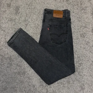 Levis 502 - Levis Jeans i modellen 502. Jeansen är i bra skick förutom några små hål vid bakfickorna.
