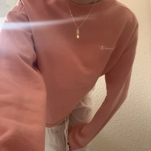 Champion  - Rosa tröja ifrån Champion. Storlek ca och passar jättebra till våren 🎀 Hör av er vid fler frågor och bilder 🫶