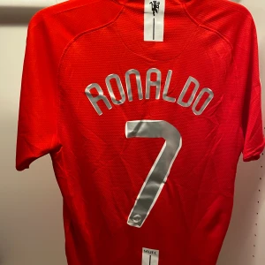 Ronaldo Manchester United fotbollströja  - Retro Cristiano Ronaldo Manchester United fotbollströja, nmr 7. Storlek M. Tveka inte att höra av dig vid frågor!