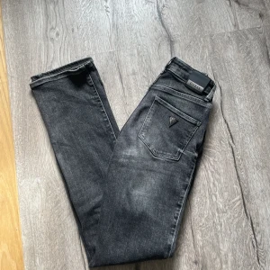 Guess jeans, nyskick  - Säljer mina sparsamt använda guess jenas, dem är midwaist i storlek 24 men är väldigt stretchiga så passar även om man har 25/26🩷 Dessa fins inte att köpa längre där av priset! 