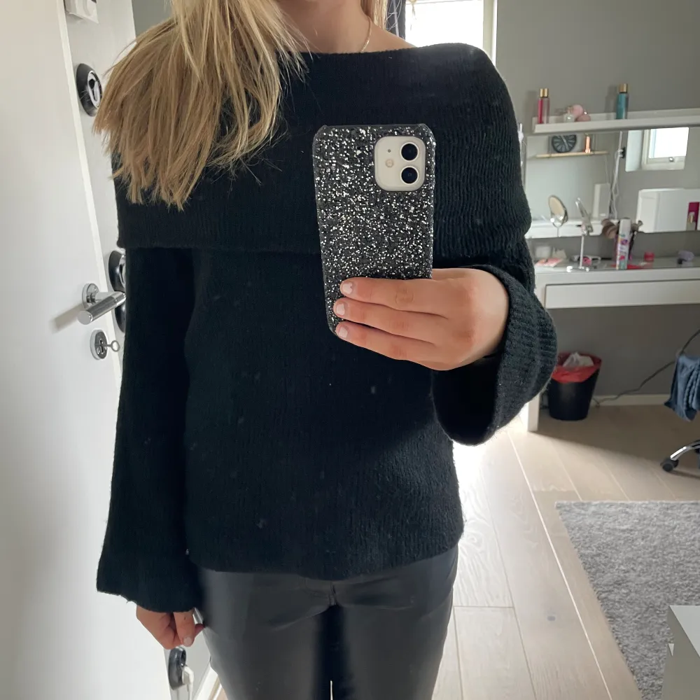 Intressekoll på min off shoulder tröja från H&M i nyskick💕. Tröjor & Koftor.