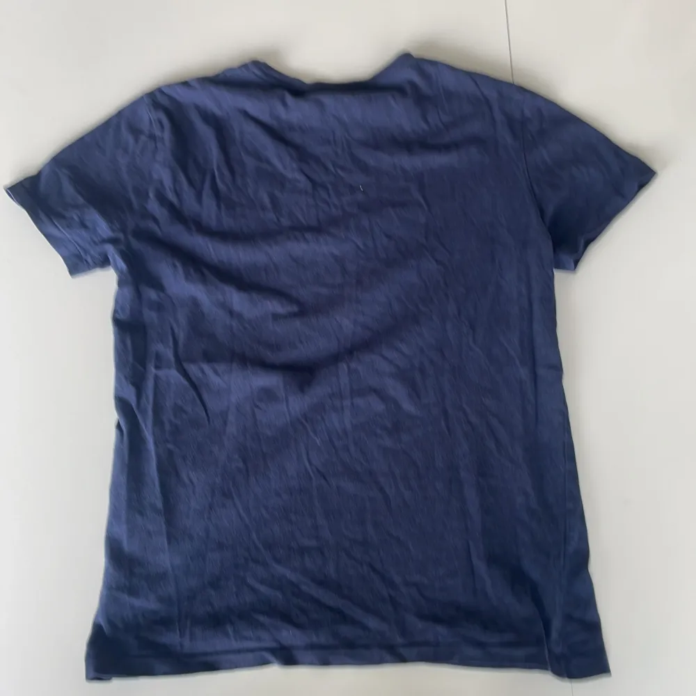 En Ralph lauren T-shirt i nyskick. Tröjan är i storlek 170 slim fit.  Ursprungspris: 800kr Vårt pris: 250kr. T-shirts.