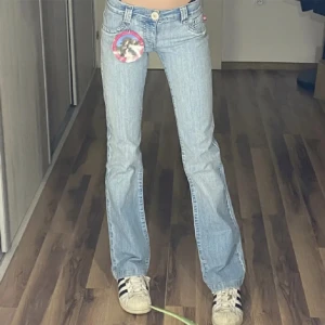 Bootcut jeans - Uppsydda så passar någon som är ca 162❤️ Skriv för mer bilder. Första bilden är från förra ägaren :)