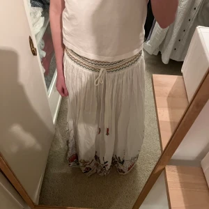 Zara kjol - Säljer min zara kjol som är så fin och somrig och perfekt nu till sommaren,använd några gånger men i jätte bra skick. Säljer den för att jag ser inte att kag kommer ha användning utav den